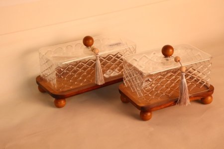 مضيفة بقاعدة خشب