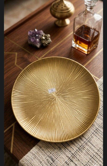 صحن تقديم ذهبي