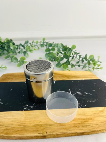 مملحة معدنية بغطاء بلاستيكي