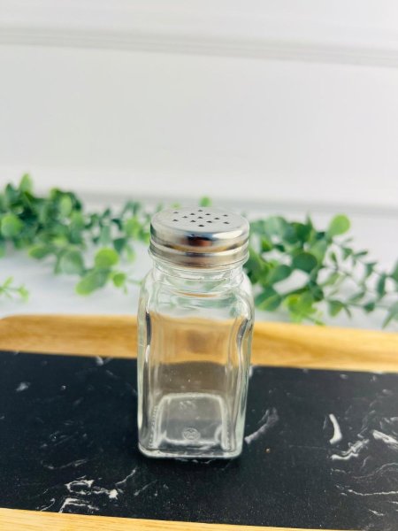 مملحة زجاجية بغطاء معدني