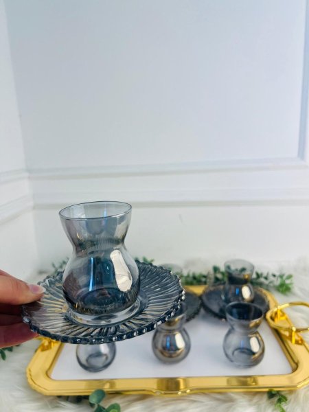 كاسات شاي تركي مع صحن