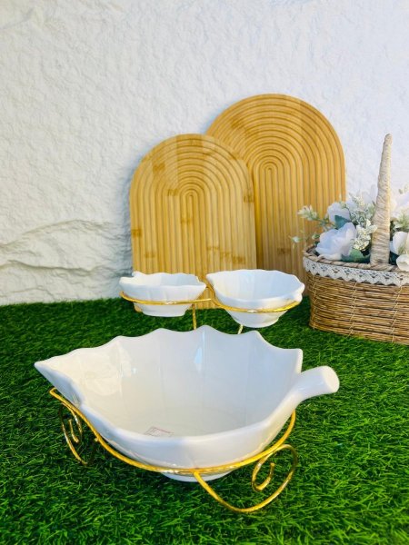 مضيفة مميزة وأنيقة بقاعدة ذهبية وزبادي على شكل ورقة