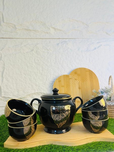 طقم طنجرة شوربا لون اسود وذهبي  مع 6 زبادي مميزة جدا لاصحاب الذوق الرفيع