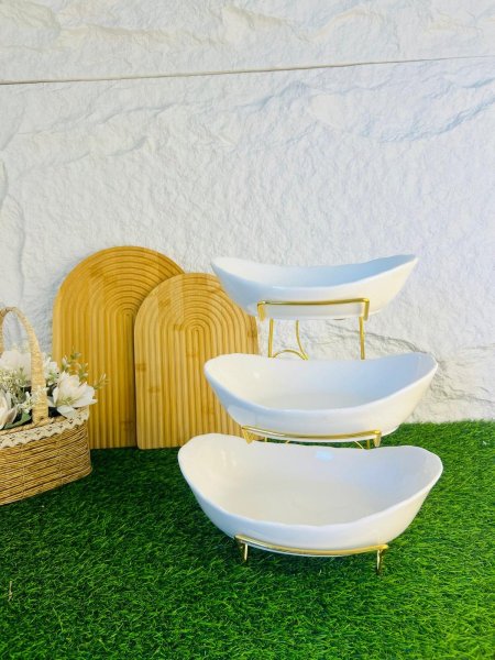 مضيفة مميزة  بستاند ذهبي ثلاث طبقات وثلاث جاطات باللون الابيض  انيقة وعصرية تناسب جميع الاذواق