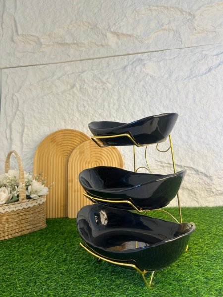 مضيفة مميزة  بستاند ذهبي ثلاث طبقات وثلاث جاطات باللون الاسود  انيقة وعصرية تناسب جميع