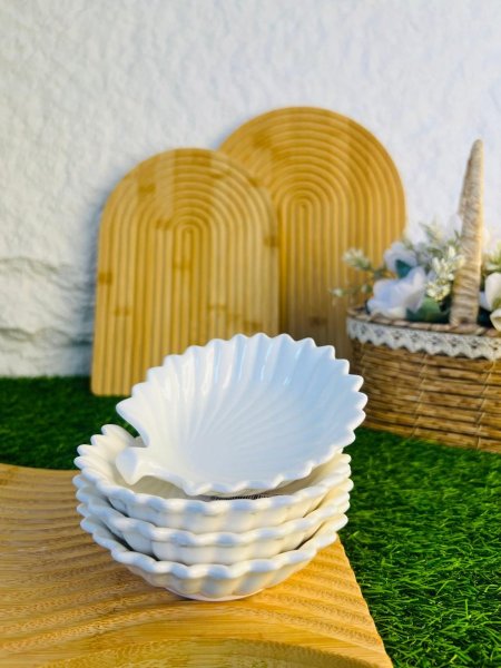 مضيفة مكسرات بيضاء اللون مميزة وانيقة وفخمة واضافة جميلة لطاولتك