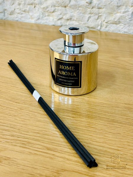 علبة عطر مع عيدان خشب