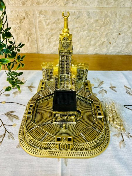 مجسم شكل الكعبة مع برج ساعه