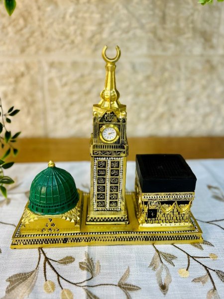 تحفة شكل كعبة مع قبة مع ساعه