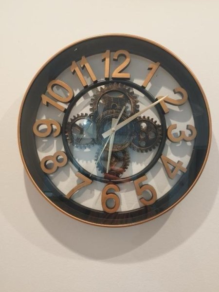 ساعة حائط ارقام بمسننات انيقة وعصرية تناسب جميع الاذواق