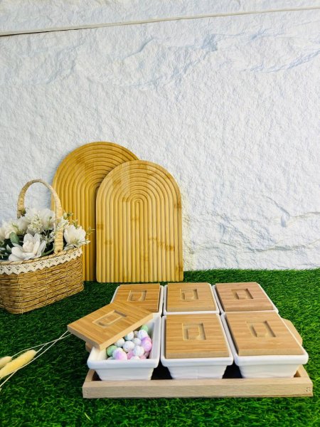 مضيفة مميزة وثقيلة مكونة من 6 زبادي زجاجية باغطية وقاعدة خشبية أنيقة وجذابة