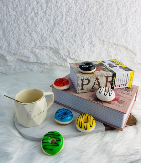 سوڤنير على شكل دونت يعلق على الثلاجة مميز وانيق وراقي جدا (يحتوي على مغناطيس)