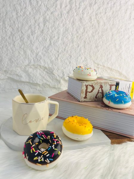 سوڤنير على شكل دونت يعلق على الثلاجة مميز وانيق وراقي جدا (يحتوي على مغناطيس)