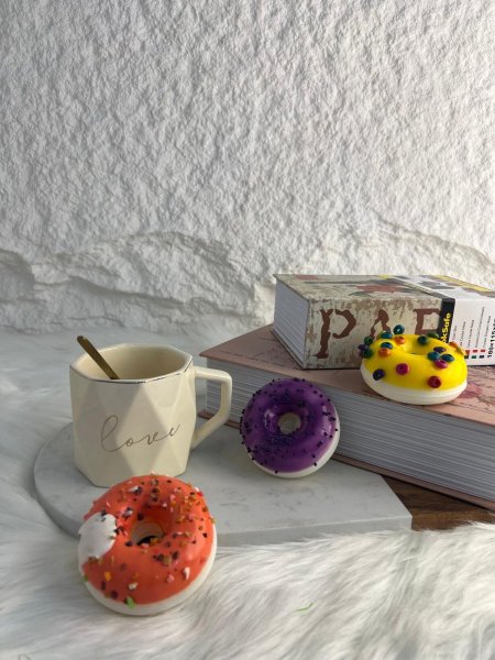 سوڤنير على شكل دونت يعلق على الثلاجة مميز وانيق وراقي جدا (يحتوي على مغناطيس)