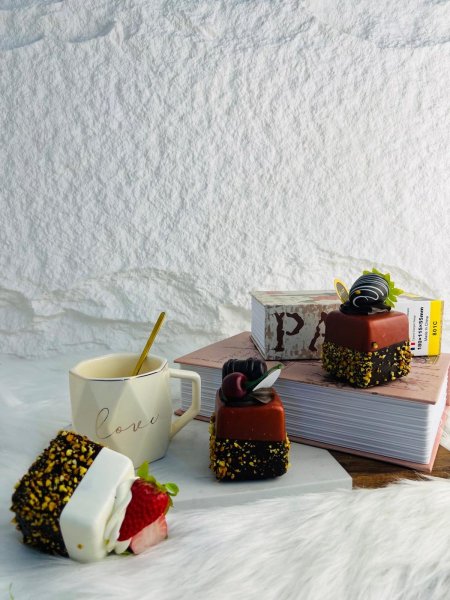 سوڤنير على شكل چاتو يعلق على الثلاجة مميز وانيق وراقي جدا (يحتوي على مغناطيس)