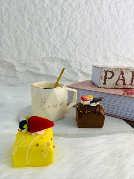 سوڤنير على شكل چاتو يعلق على الثلاجة مميز وانيق وراقي جدا (يحتوي على مغناطيس)