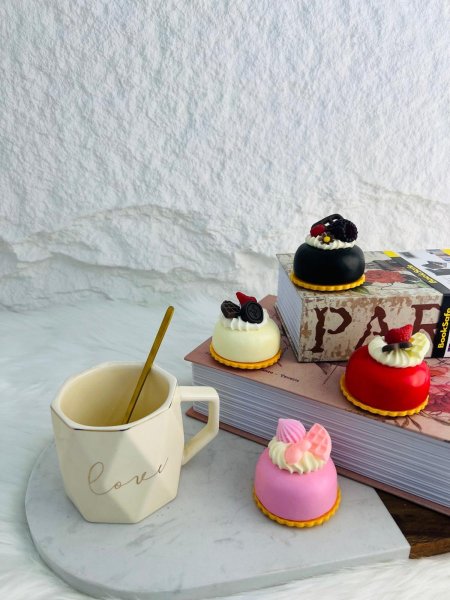 سوڤنير على شكل چاتو يعلق على الثلاجة مميز وانيق وراقي جدا (يحتوي على مغناطيس)