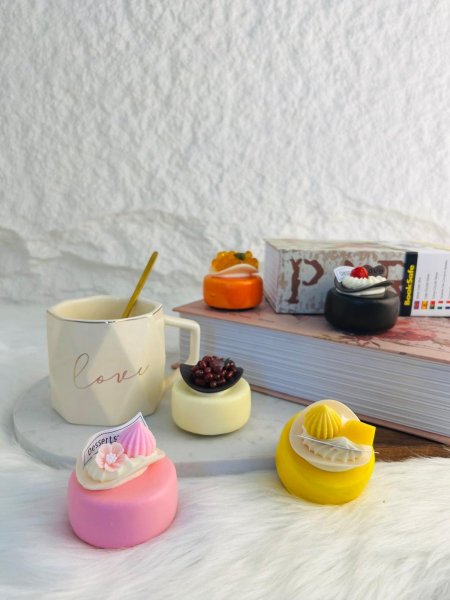 سوڤنير على شكل كيك يعلق على الثلاجة مميز وانيق وراقي جدا (يحتوي على مغناطيس)