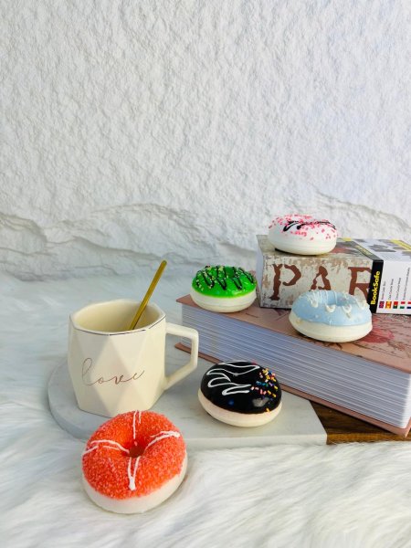 سوڤنير على شكل دونت يعلق على الثلاجة مميز وانيق وراقي جدا (يحتوي على مغناطيس)