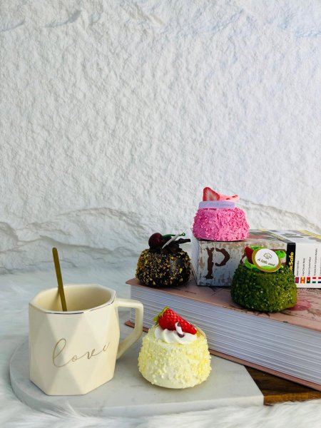 سوڤنير على شكل كيك يعلق على الثلاجة مميز وانيق وراقي جدا (يحتوي على مغناطيس)