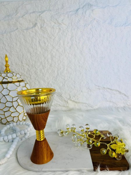 مبخرة مميزة زجاجية و خشبية ومدمج فيها اللون الذهبي بطريقة عصرية ومبتكرة لاصحاب الذوق العالي جدا