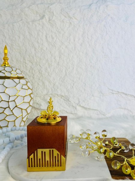 مبخرة خشبية ثقيلة مدمج فيها اللون الذهبي الأنيق الراقي جدا لاصحاب الذوق الرفيع