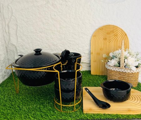 طقم شوربة مميزة طنجرة بغطاء مع 6 زبادي و6 ملاعق ومغرفةو وستاند انيق وفخم لاصحاب الذوق الرفيع