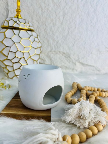 مبخرة زجاجية بيضاء اللون مميزة وانيقة وفخمة واضافة جميلة لبيتك