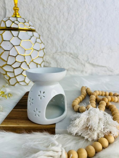 مبخرة زجاجية بيضاء اللون مميزة وانيقة وفخمة واضافة جميلة لبيتك