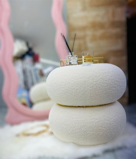 كرسي قماشي ابيض بحز ذهبي جذاب ولامع مميز وفخم لاصحاب الذوق العالي جدا