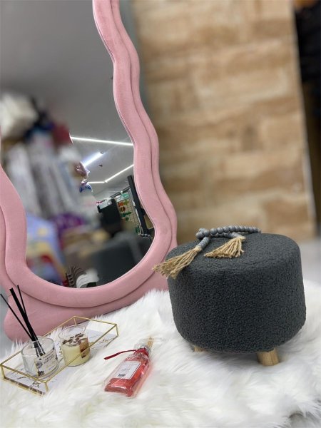 كرسي قماشي باللون السكني بأقدام خشبية مميز وفخم لاصحاب الذوق العالي جدا