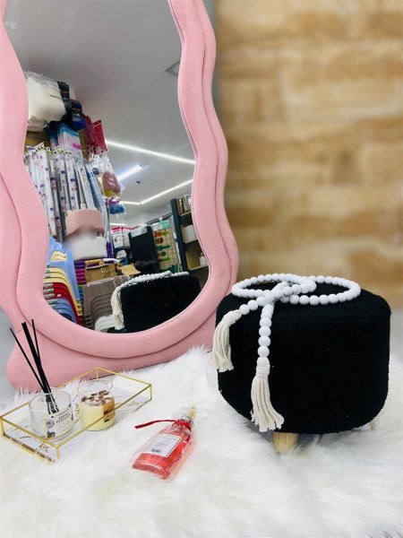 كرسي قماشي باللون الاسود بأقدام خشبية مميز وفخم لاصحاب الذوق العالي جدا