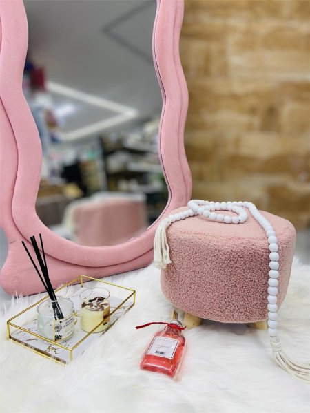 كرسي قماشي باللون الزهري  بأقدام خشبية مميز وفخم لاصحاب الذوق العالي جدا