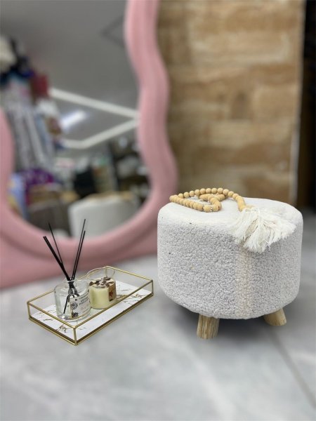 كرسي قماشي باللون الابيض الفخم والراقي جدا بأقدام خشبية مميز وفخم لاصحاب الذوق العالي جدا