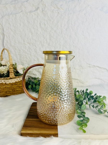 شاف زجاجي مميز وانيق باللون العسلي بغطاء خشبي مميز وانيق وراقي جدا لاصحاب الذوق الرفيع