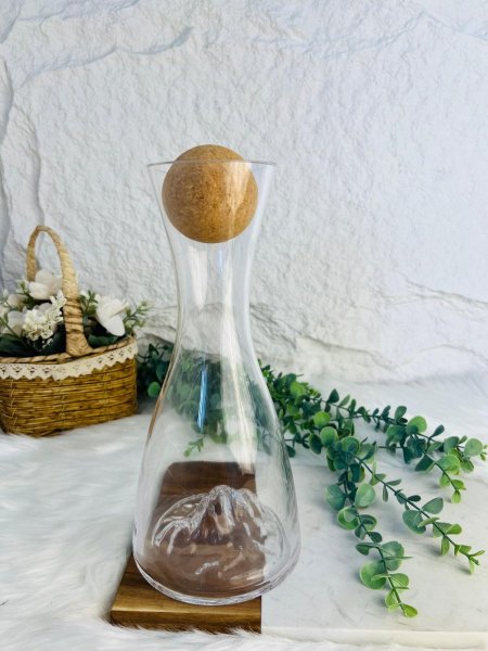 شاف زجاجي مميز وانيق بغطاء طابة خشبية مختلفة وجميلة جدا لاصحاب الذوق الرفيع و العالي جدا