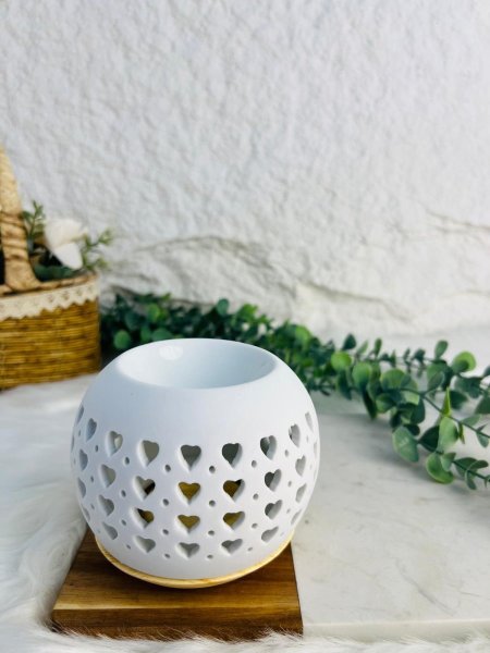 مبخرة زجاجية مخرمة بيضاء اللون بقاعدة لون خشبي انيقة وعصرية لاصحاب الذوق الرفيع