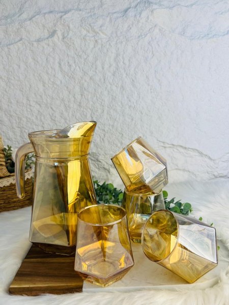 شاف زجاجي أنيق باللون العسلي بغطاء اكروليك و4كاسات مميز وانيق وراقي جدا لاصحاب الذوق الرفيع