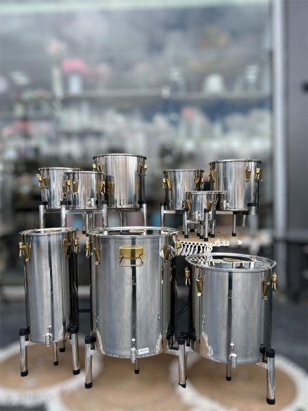 خزانات ستانلس ستيل لزيت الزيتون مع قاعدة مميز وفخم وعملي جدا