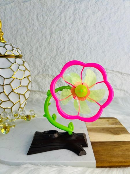 مروحة الالكترونية جميلة بشكلها المميز  وعملية وسهلة الاستخدام والتنقل مميزة وانيقة جدا