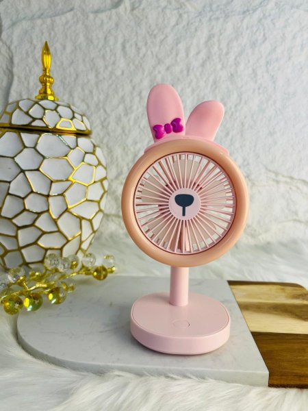 مروحة الالكترونية جميلة باللون الزهري  وعملية وسهلة الاستخدام والتنقل مميزة وانيقة جدا