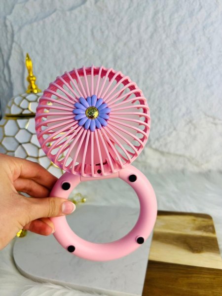 مروحة الالكترونية باللون الزهري  جميلة وعملية وسهلة الاستخدام والتنقل مميزة وانيقة جدا