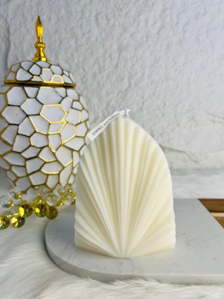 شمعة أنيقة باللون الابيض مميزة وكبيرة الحجم