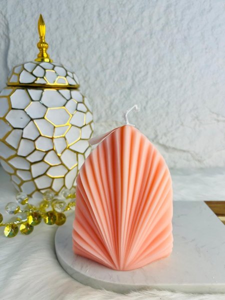 شمعة أنيقة وفخمة باللون الزهري الجميل جدا