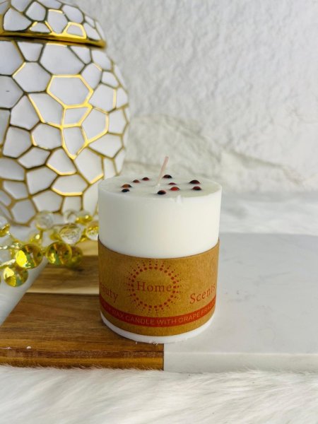 شمعة بيضاء مميزة وانيقة وفخمة لاصحاب الذوق الرفيع