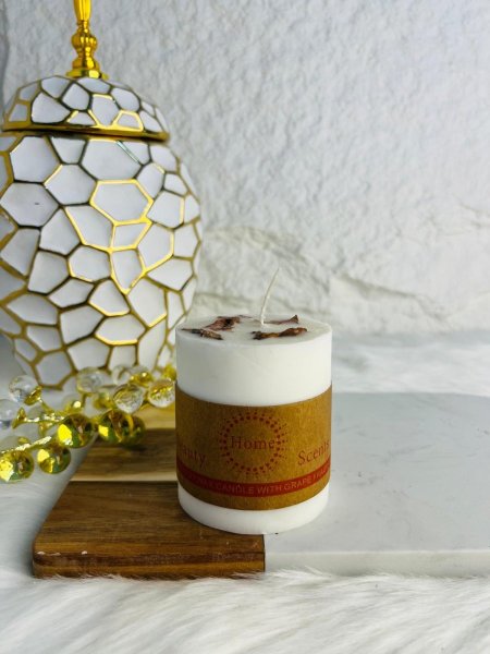 شمعة مميزة ممزوجة بالورد انيقة وفاخرة جدا