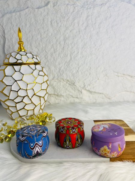 شمع عطري مميز بعلبة مغطاة منقوشة فخمة وأنيقة لاصحاب الذوق الرفيع