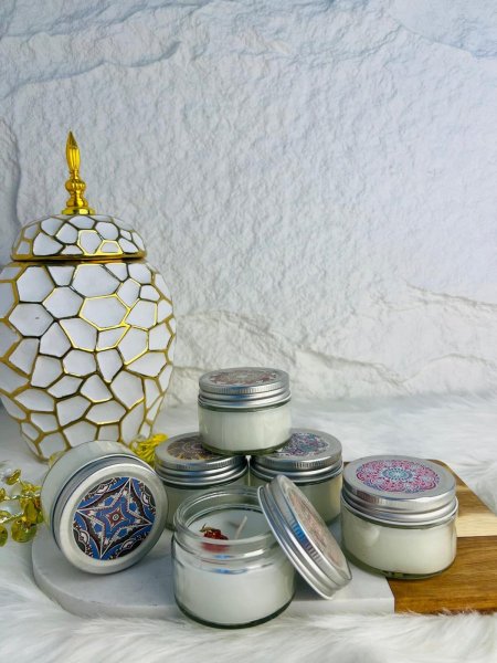 شمع عطري مميز وفخم بعلبة زجاجية وغطاء حديدي جميل وانيقة