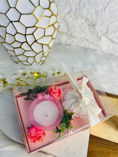 هدية مغلفة تحتوي على الشمع مميزة وانيقة وفخمة