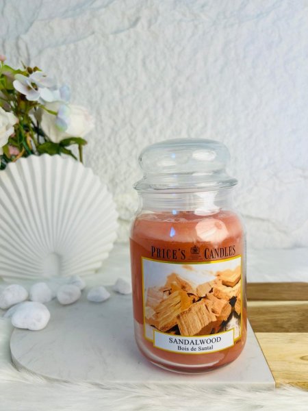 شمعة عطرية برائحة خشب الصندل المميزة و الفواحة جدا